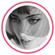 Une image de profil en noir et blanc d’une consommatrice portant une frange et un trait d’eyeliner noir.
