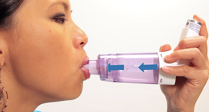 comment l'utiliser avec un inhalateur-doseur ?