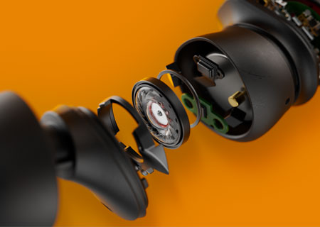 Image technique en gros plan montrant les parties internes d'un casque True Wireless
