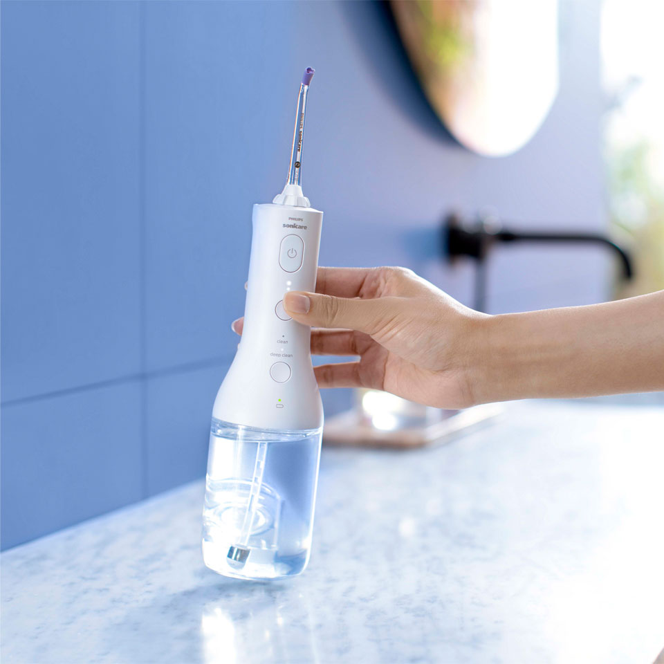 Power Flosser sans fil en train d'être enlevé d'un comptoir