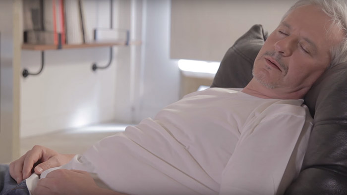 Personne faisant une apn&eacute;e