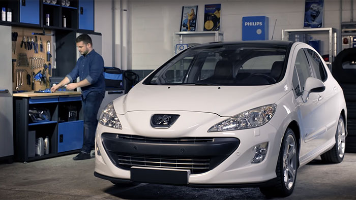 Comment remplacer des lampes pour &eacute;clairage avant sur votre Peugeot 308